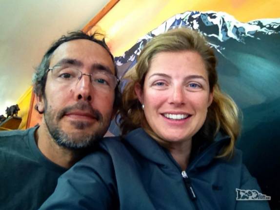 Felizes depois do almoço de natal em restaurante de Puerto Nateles com direito a ligação de Skype para a família no Brasil. Viva o milagre da internet!